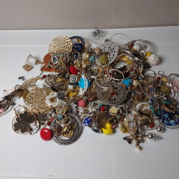 1.5 Pound Pile Of Earring Pairs - Picture 1 of 16
